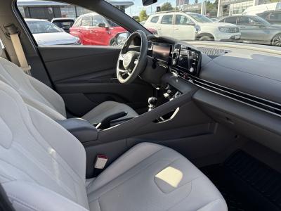 Hyundai Elantra — Imagine 12
